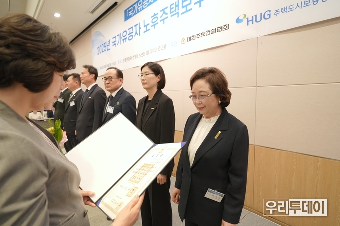 박정희 창보종합건설 대표(오른쪽)가 지난 26일 서울 영등포구 전경련회관에서 열린 ‘2025년 국가유공자 노후주택 보수ㆍ임차자금지원 기념식’에서 국민포장을 수상하고 있다. /사진:대한주택건설협회 제공