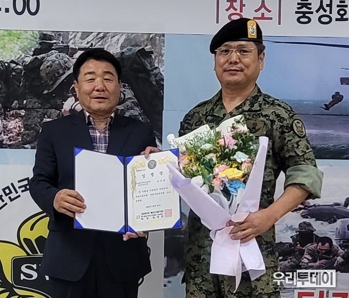 사진 왼쪽은 임태현 회장, 오른쪽은 유우종 사업본부장