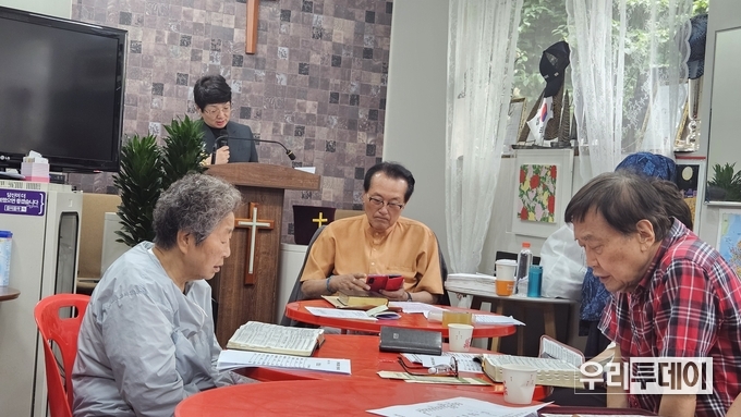 우아해 목사가 인도하고 있으며, 김호일 담임목사가 말씀을 선포하고 있다.