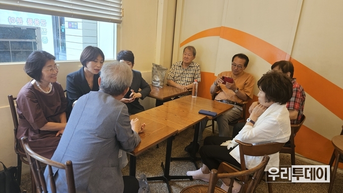 예배를 마치고 기독교회관 앞에 있는 커피샆에서 환담을 나누고 있다.