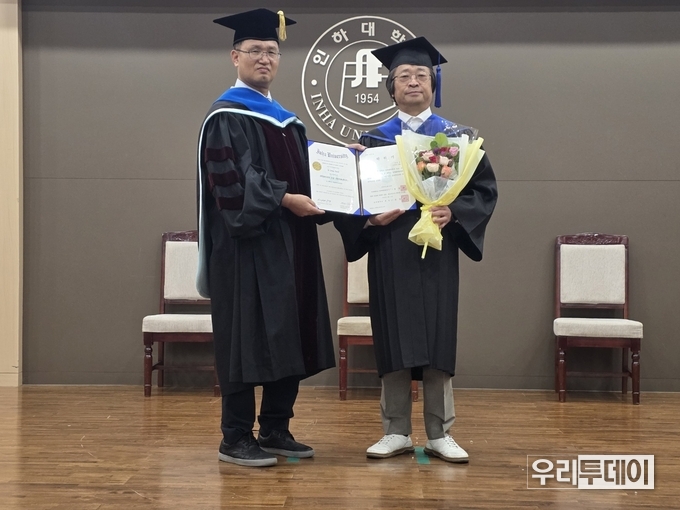 매일뉴스 조종현 대표(사진 오른쪽)가 졸업장을 받고 있다.