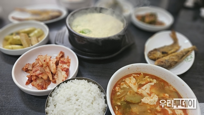 백반의 구성은 밑반찬과 22일 저녁에는 미역국/제육복음, 23일 오전에는 순두부/조기구이가 나왔다. 