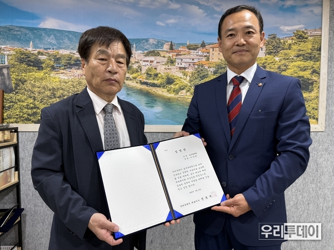 전용욱 대표이사(좌측)와 이강웅 호주 특파원(우측)이 포즈를 취하고 있다.