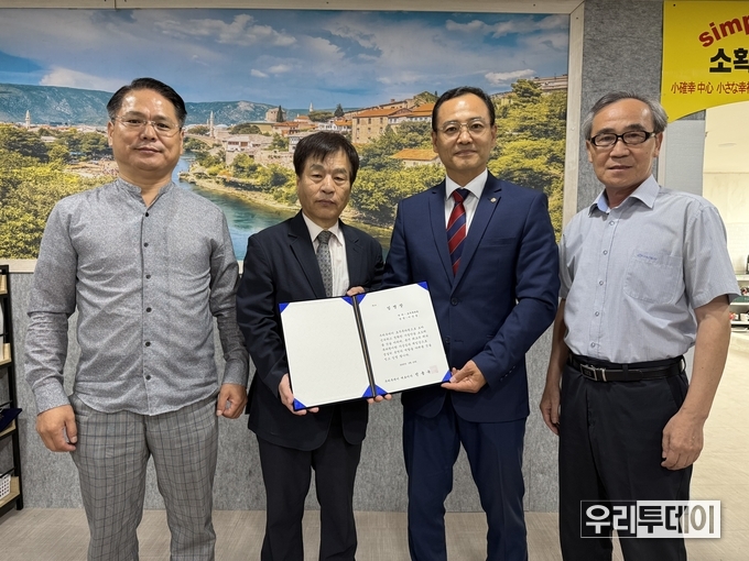 좌로부터 유우종 수석부회장, 전용욱 대표이사, 이강웅 호주 특파원, 조영규 주필이 나란히 포즈를 취하고 있다.