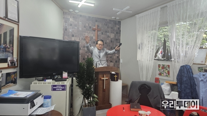 김호일 담임목사가 축도를 하고 있다.