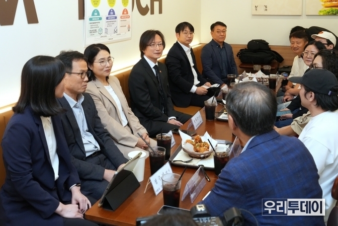 지난 23일 열린 ‘릴레이 현장 간담회’에서 주병기 공정거래위원장이 가맹 업계 관계자들을 만나 현장의 생생한 의견을 청취하고,<br>
「가맹점주 권익강화 종합대책」을 발표했다. (사진=공정거래위원회 제공)<br>
