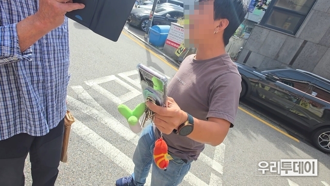 성범죄자 공인중개사 아들이 강서구 피해자 A씨를 찾아와 행패를 부리자 주변 주민들이 와서 말리고 있다.