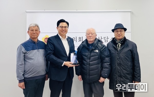 율곡 이이 선생의 후손인 덕수이씨 종중으로부터 감사패를 수여받고 있는 이용욱 경기도의원(사진왼쪽 두번째).<br>
 
