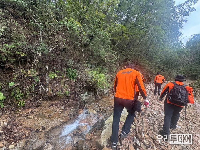 소방 관계자들이 지난 13일 충북 영동군 양산면 천태산에서 실종된 80대 노인을 수색하고 있다. (사진= 영동소방서)