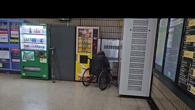 [기자수첩] 종로3가역, 지하철안에서 담배피는 휠체어 탄 장애인(?)..게다가 역무원까지