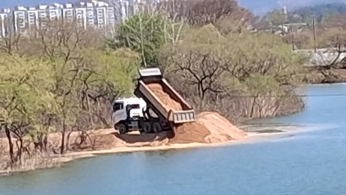 중도생명연대, “복원이라더니 습지를 막았다”...상중도 호수정원사업 생태 파괴 논란 확산