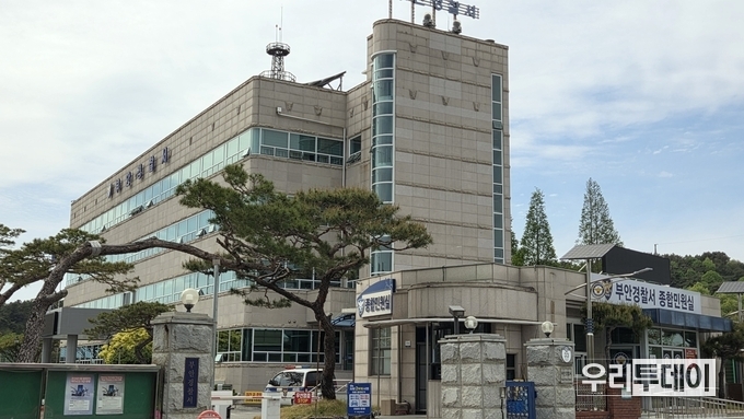 [황당뉴스] 부안경찰서 민원실에 비치된 지역신문....필요적 게재사항조차 없는 쓰레기